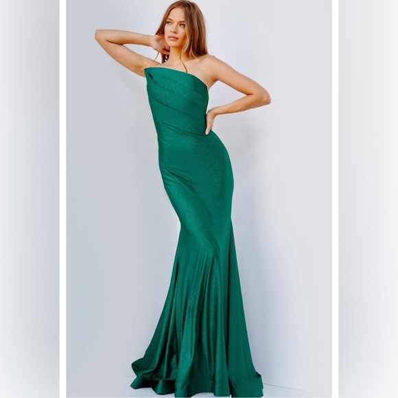 Emerald Gown - Picture 1 of 2